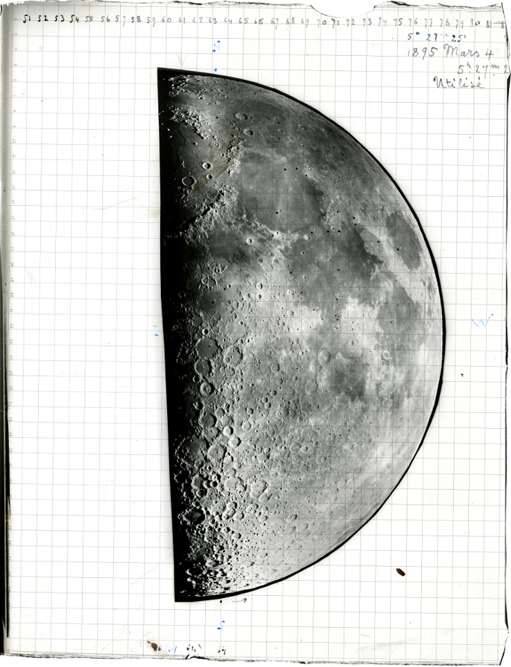 Gezicht op de maan Photographie lunaire obtenue a l'observatoire de Paris  (titel op object) View of the maanPhotographie lunar obtenue à  l'observatoire de Paris (title object) Object Type: photomechanical  printing page Object