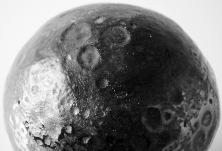 Astéroïde Vesta en verre soufflé coloré 13x15cm, vasque en verre transparent thermoformé Ø60x6cm, socle en verre plein transparent taillé Ø8x6cm. CERFAV, 2016
