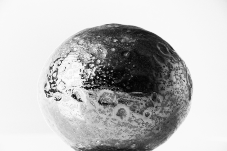 Astéroïde Vesta en verre soufflé coloré 13x15cm, vasque en verre transparent thermoformé Ø60x6cm, socle en verre plein transparent taillé Ø8x6cm - droits : CERFAV, 2016